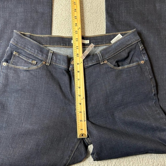 Levi's Jeans Womens 14S W32 L30‎ (Actual L28) Blue Low Rise Bootcut Dark Wash - Picture 6 of 12